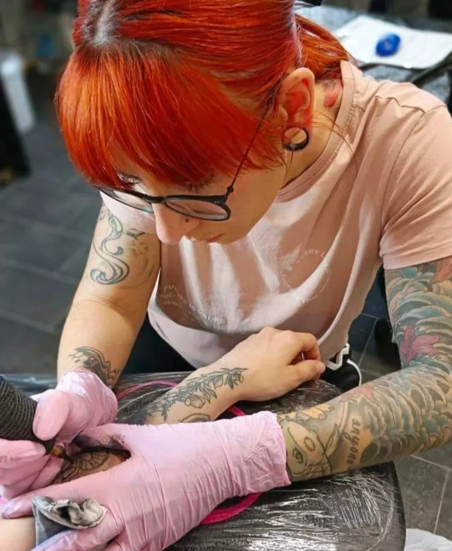Eve Paule beim Tätowieren – sie leitet die Tattoo- und Piercing-Kurse bei SkinLove