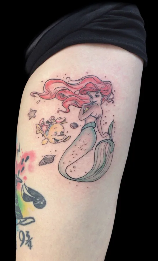 Buntes Arielle-Tattoo am Oberschenkel von SkinLove Marchtrenk