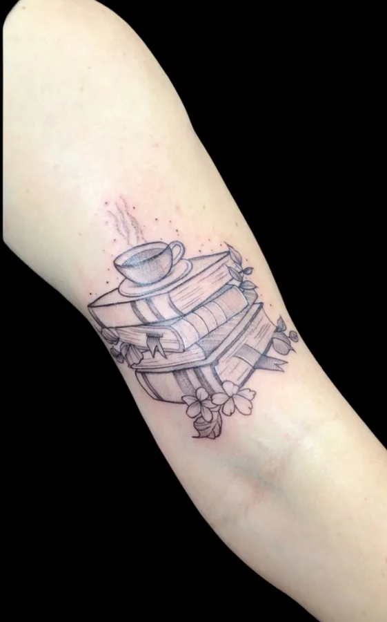 Fine-Line-Tattoo mit Buecherstapel und Teetasse am Oberarm, SkinLove Marchtrenk