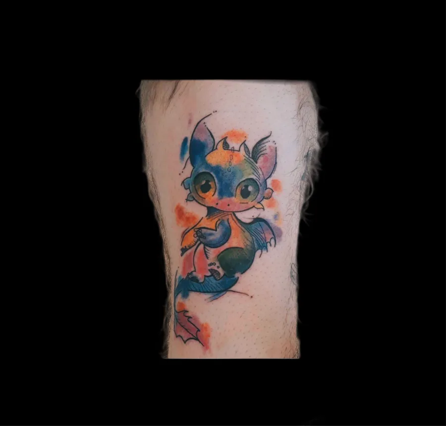 Ohnezahn-Drachen-Tattoo im Watercolor-Stil an der Wade, SkinLove Marchtrenk