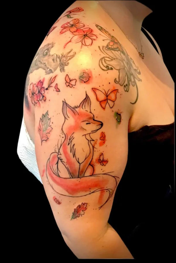 Grosses Fuchs-Tattoo mit Blumen und Schmetterlingen am Oberarm, SkinLove Marchtrenk