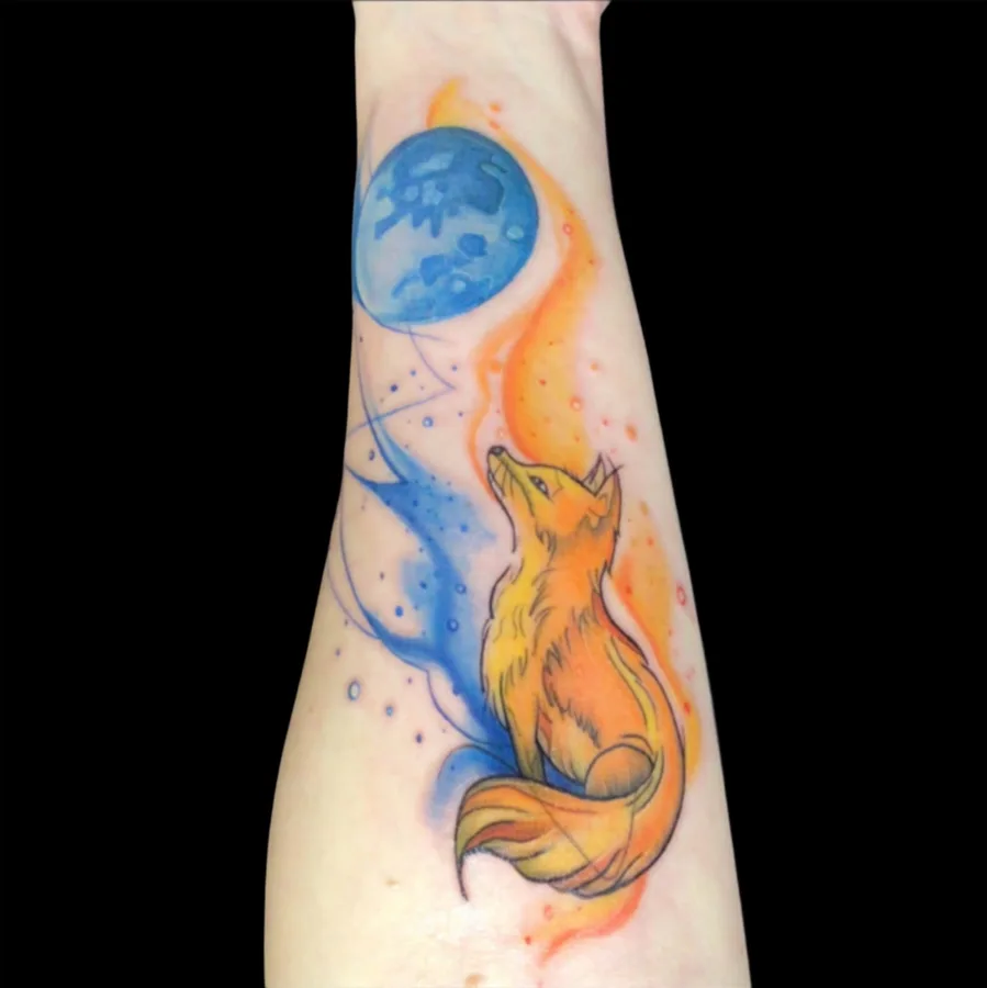 Fuchs-Tattoo mit Mond im Watercolor-Stil am Unterarm, SkinLove Marchtrenk