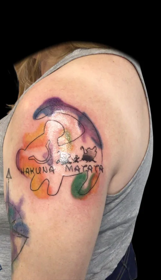 Hakuna-Matata-Tattoo im Watercolor-Stil am Oberarm, SkinLove Marchtrenk