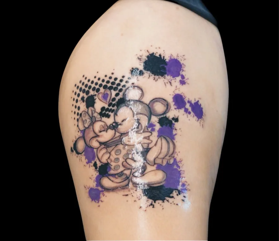Minnie- und Mickey-Tattoo im Watercolor-Stil am Oberschenkel, gestochen bei SkinLove in Marchtrenk