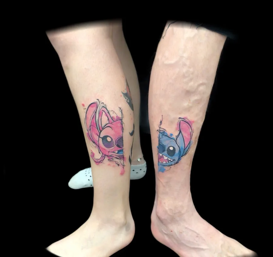 Stitch-und-Angel-Partnertattoos an beiden Waden im Watercolor-Stil, SkinLove Marchtrenk